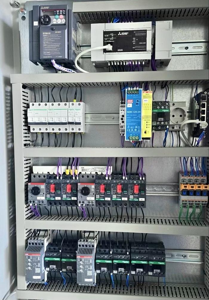 Separavimo sistemos elektros skydas su Mitsubishi PLC ir automatiniais jungikliais