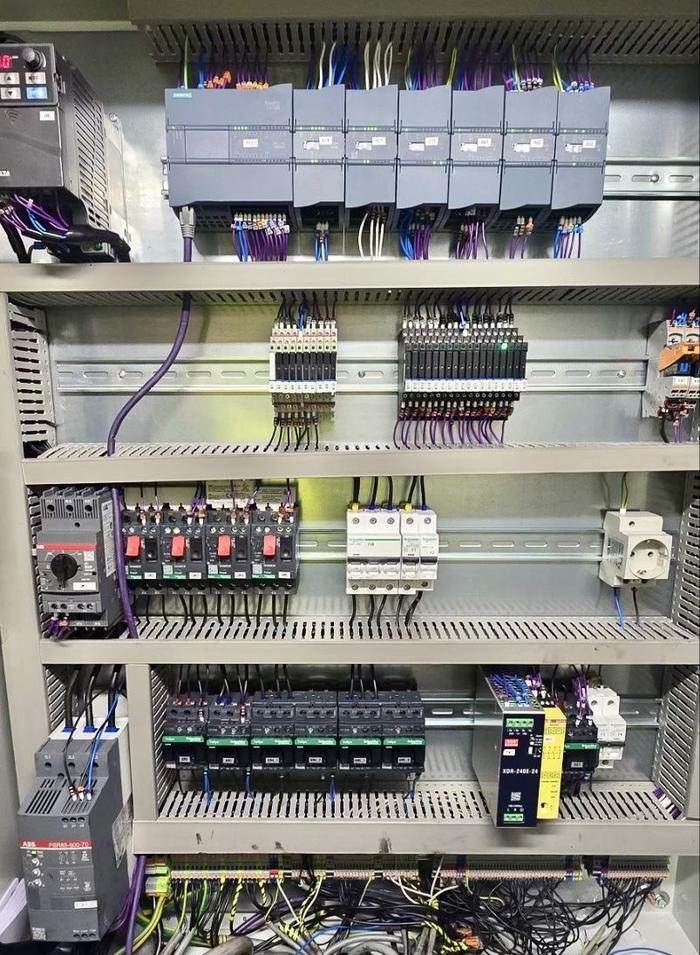 Preso valdymo skydas su Siemens PLC moduliais ir automatiniais jungikliais